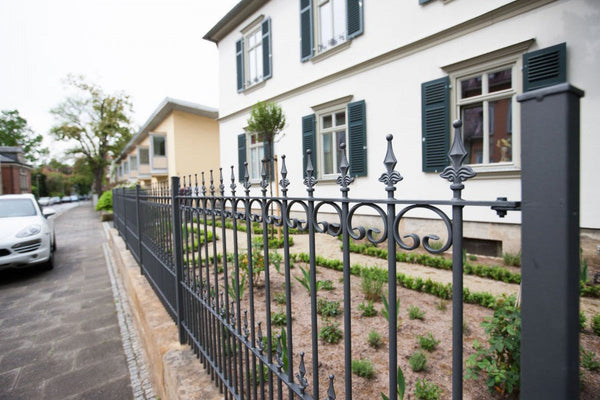 Zaun Lucca vor einem Haus | Pulverbeschichtet Anthrazit
