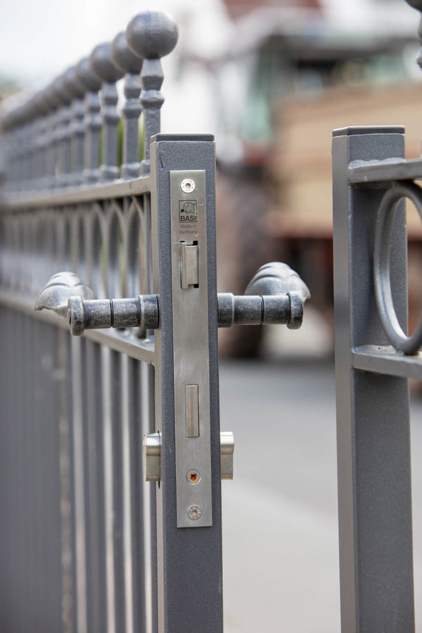 Detailaufnahme Schließzylinder aus schräger Perspektive an Tor Belluno mit klassischer Drückergarnitur | Pulverbeschichtet Anthrazit