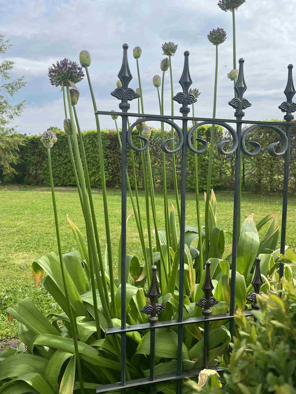 Steckzaun Lucca in pulverbeschichtet Anthrazit in einem Beet