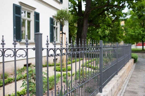 Zaun Lucca auf Sandsteinmauer vor Villa Victoria montiert | Pulverbeschichtet Anthrazit