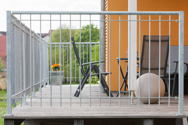Geländer Ancona Terrassenansicht mit Gartenmöbeln | Feuerverzinkt