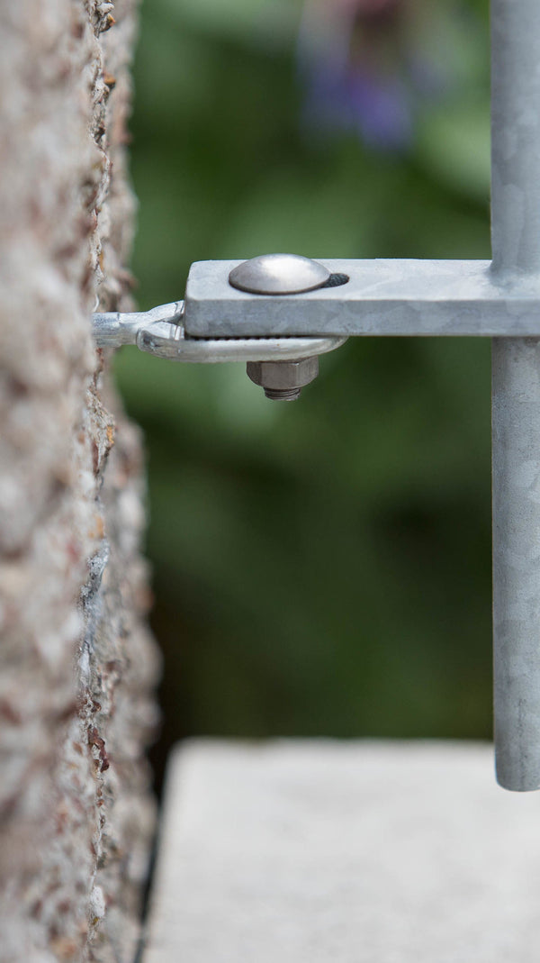 Befestigung Zaun an Mauer mit Langlochschraube