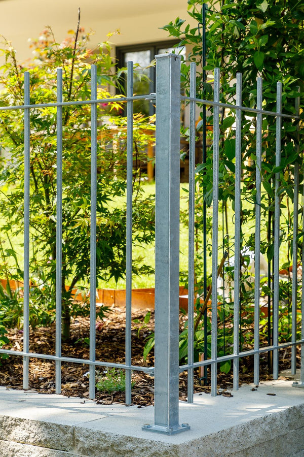 Zaun Padua auf Steinmauer ums Eck montiert | Feuerverzinkt