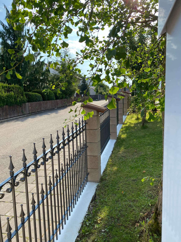 Zaun Lugano an einer Straße zwischen Steinpfosten | Pulverbeschichtet Anthrazit