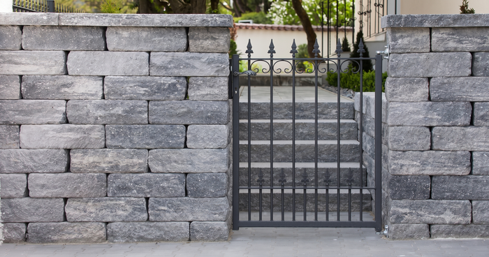 Welk materiaal voor je tuinpoort? Een vergelijking tussen metaal, hout en aluminium