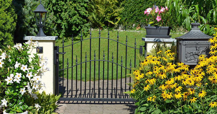 Tuinpoort kiezen – tips over materiaal, afmetingen en type opening