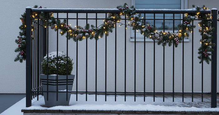 Feestelijke kerstversiering voor hekken en relingen: <br>zo versiert u uw huis stijlvol en weerbestendig