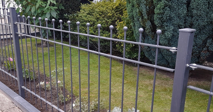 Een rijtjeshuistuin inrichten: moderne ideeën voor hekken en tuinschermen voor smalle percelen