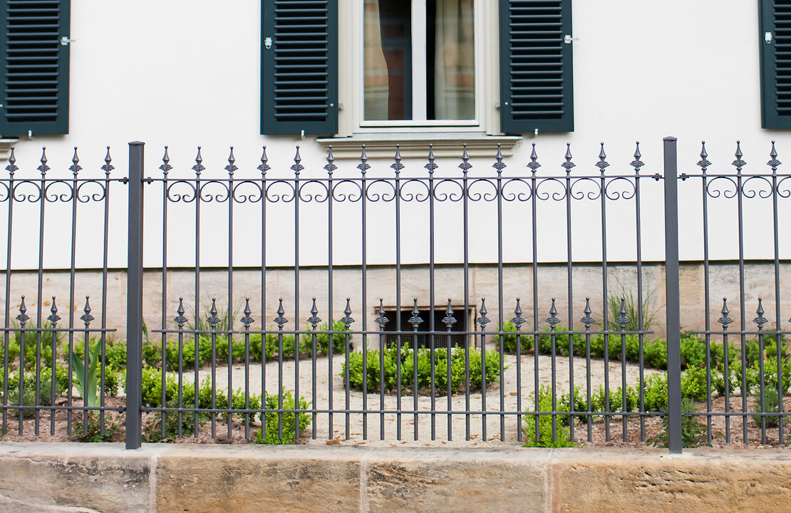 Hoogwaardige metalen omheining in vergelijking met een dubbele staafomheining – welke oplossing is echt de moeite waard?