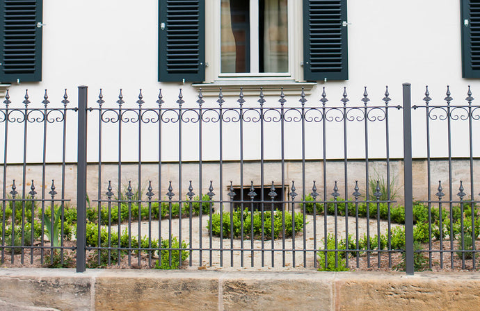 Hoogwaardige metalen omheining in vergelijking met een dubbele staafomheining – welke oplossing is echt de moeite waard?