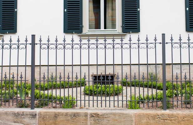 Hoogwaardige metalen omheining in vergelijking met een dubbele staafomheining – welke oplossing is echt de moeite waard?