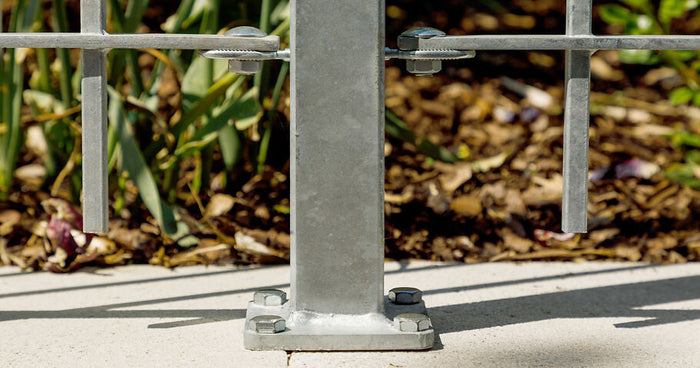 Schuttingpalen beter inbetonneren of opschroeven? Een vergelijking.