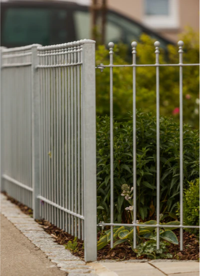 Zaun Ancona vor einem Garten | Feuerverzinkt