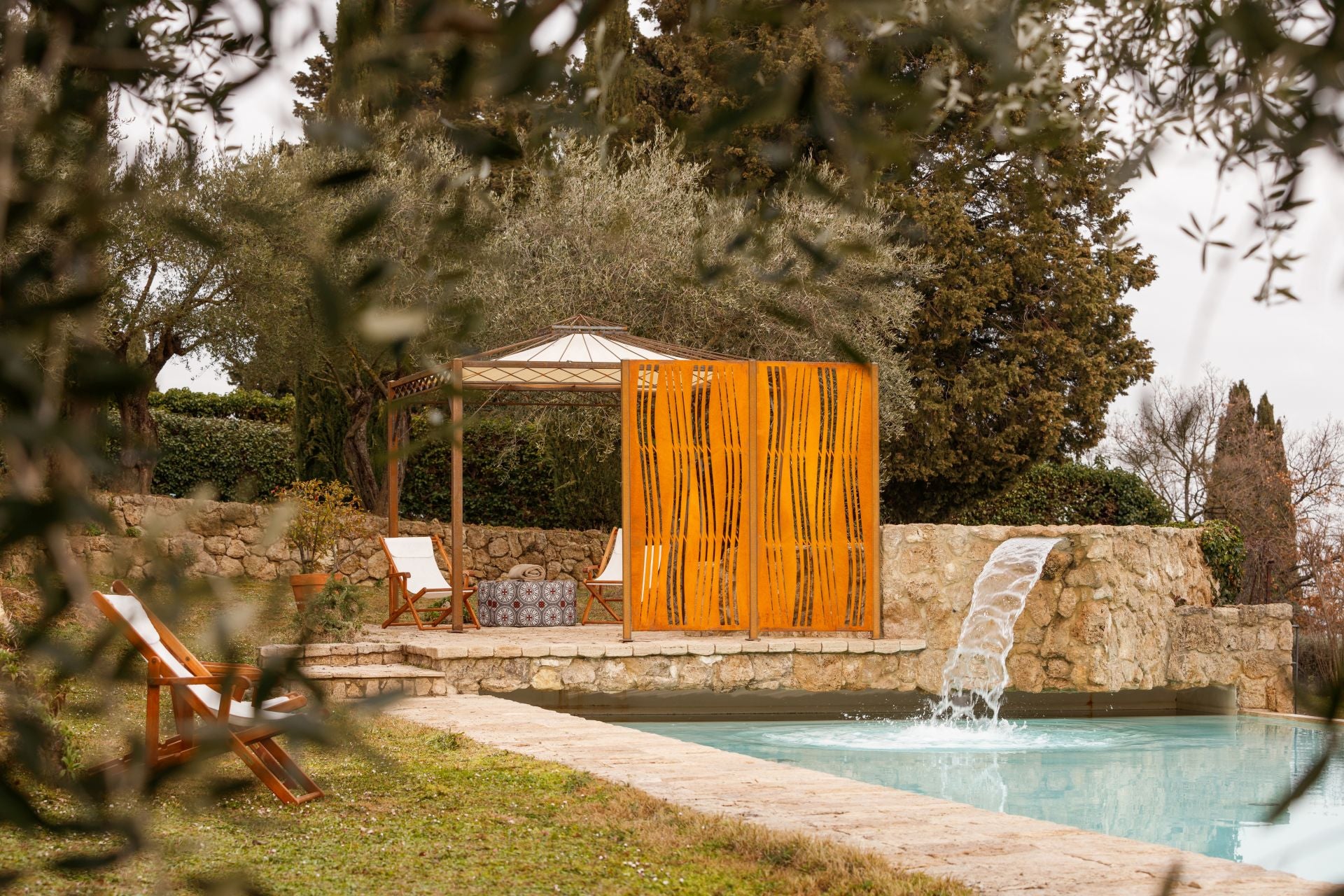 Sichtschutz Arno zwei Elemente am Pool | Cortenstahl
