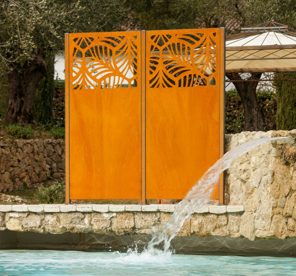Metallsichtschutz Panaro 2 Elemente am Pool | Cortenstahl