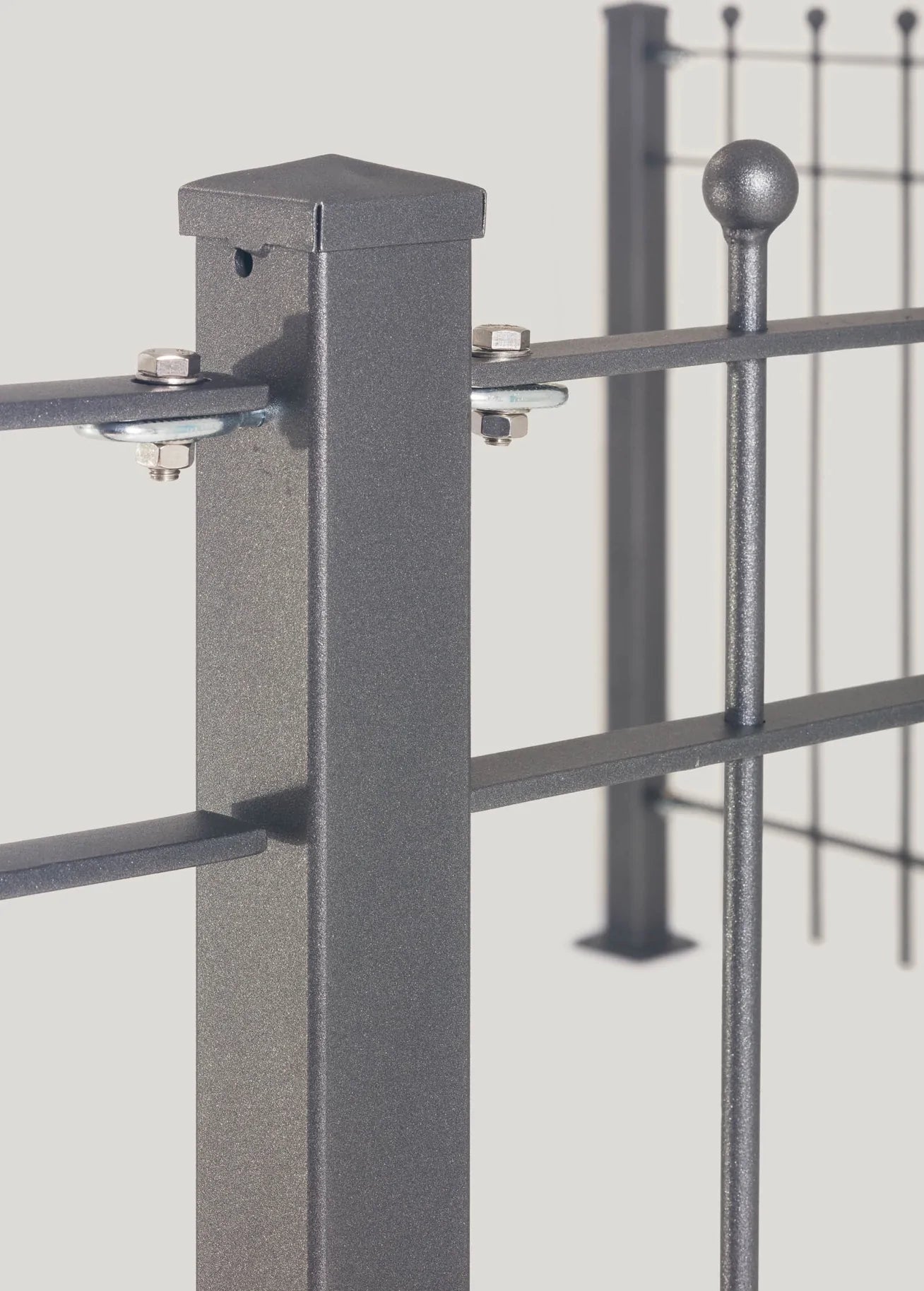 Nahaufnahme Pfosten von Zaun Ancona | pulverbeschichtet anthrazit