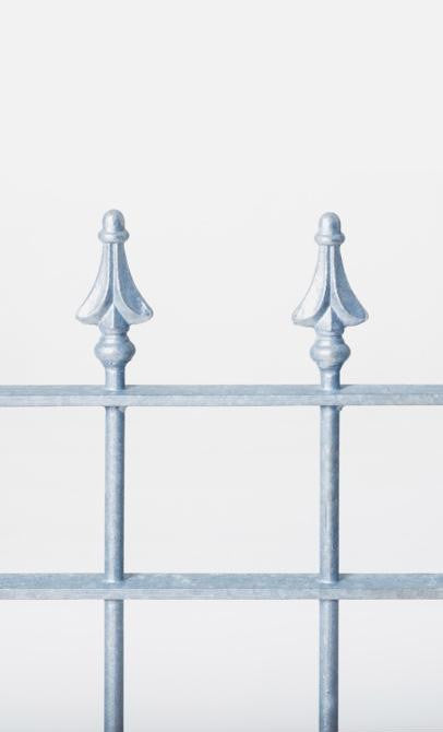 Nahaufnahme feuerverzinkter Zaun