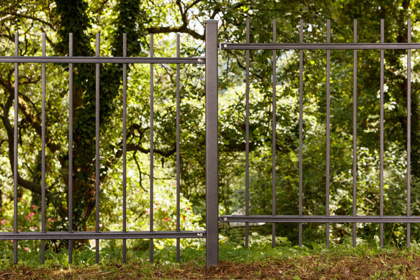 Metallpfosten für den Zaun zum Einbetonieren in pulverbeschichtet Anthrazit