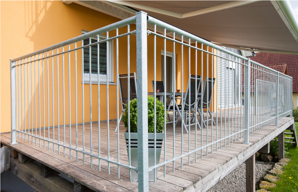 Gelaender Ancona auf Holzterrasse vor gelben Haus | Feuerverzinkt